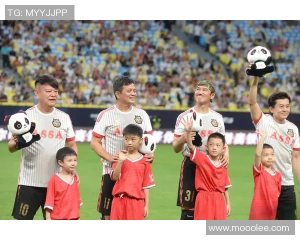 足球明星照片涂鸦创意大赛展现球场魅力与艺术结合的精彩瞬间