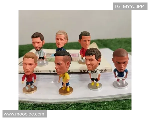 足球明星手办图片大全女款展示让你领略足球魅力与精美工艺结合的艺术之美